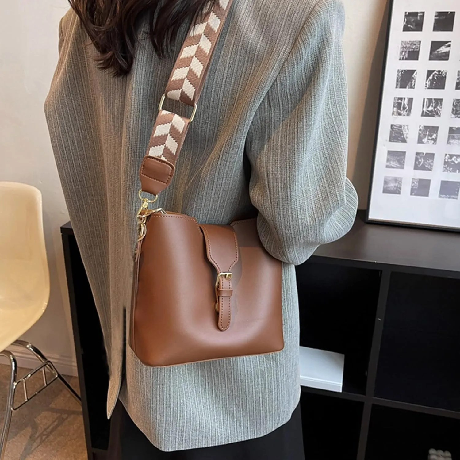 Crossbody Travel Bags for Women Women's Crescent Shoulder Bags with Adjustable Strap Cute Purse for Women Trendy(Brown)
