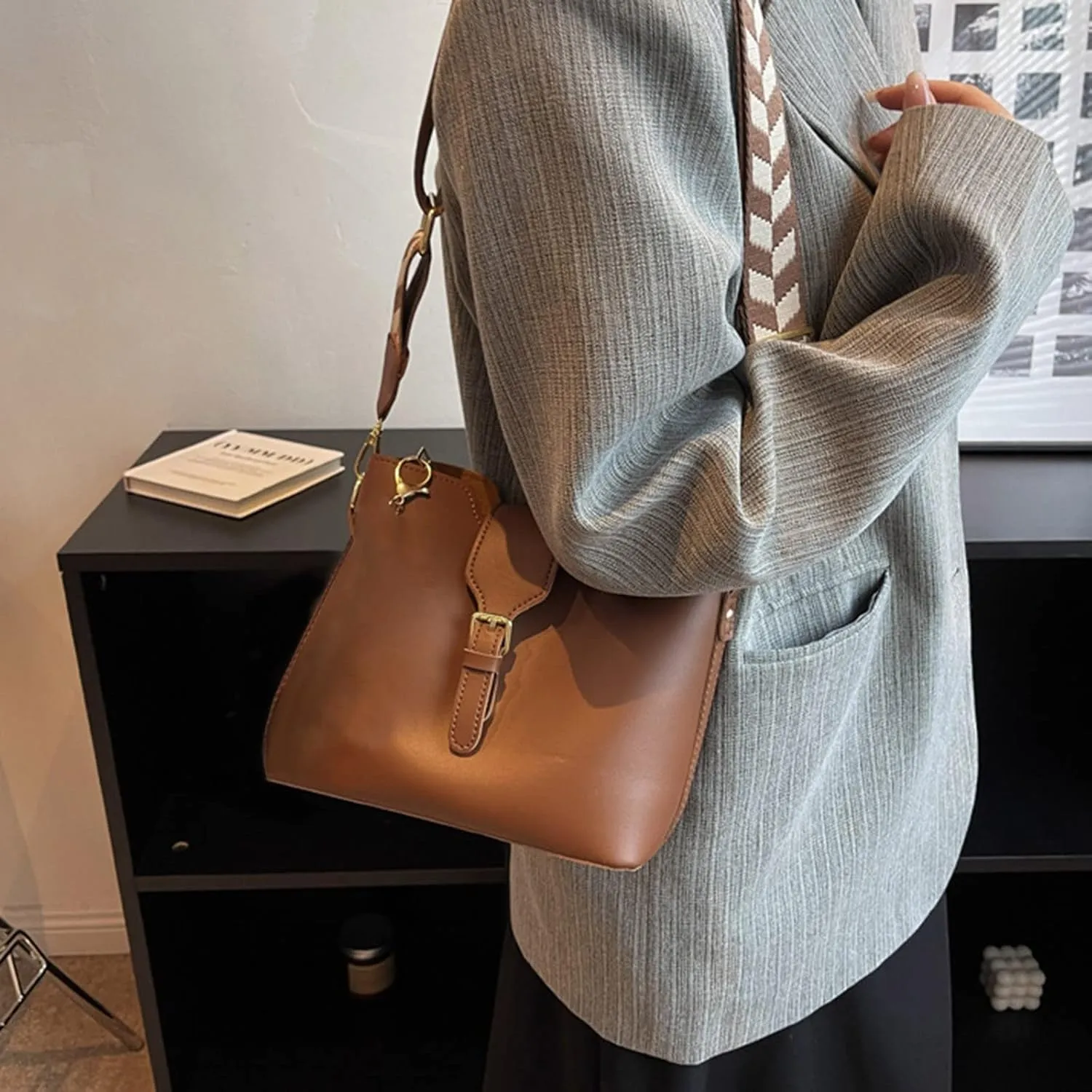 Crossbody Travel Bags for Women Women's Crescent Shoulder Bags with Adjustable Strap Cute Purse for Women Trendy(Brown)